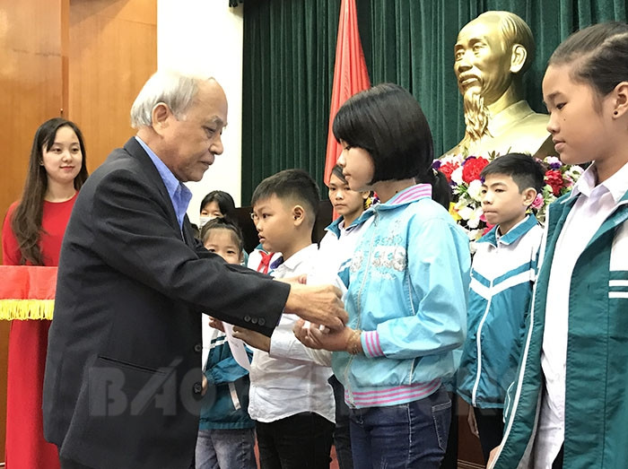 Hai Duong Students receiving Shinnyo-en Scholarship for the First time